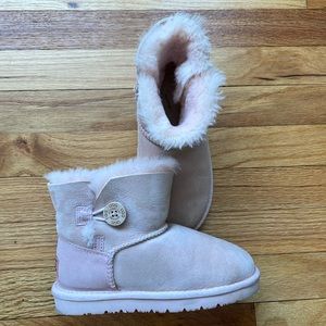 Light pink Ugg size 1.5 or eu 33